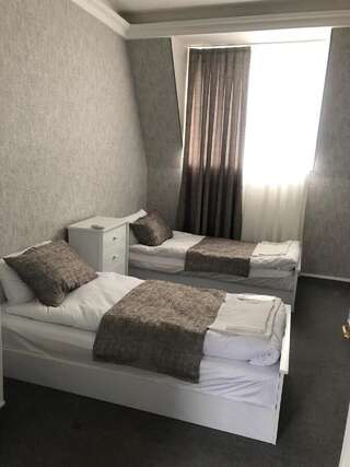 Хостелы Nizami Street Hostel Баку Односпальная кровать в общем номере для женщин-3