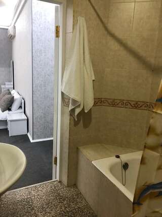 Хостелы Nizami Street Hostel Баку Большой двухместный номер с 1 кроватью-12