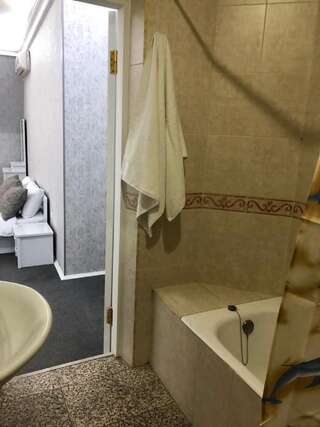 Хостелы Nizami Street Hostel Баку Большой двухместный номер с 1 кроватью-30